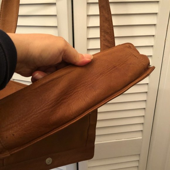 Kenneth Cole women leather messenger bag, color light cognac - Picture 7 of 12